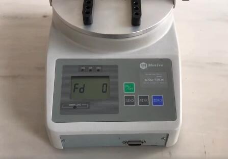 如何使用扭力測(cè)試儀的精度調(diào)節(jié)器？